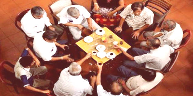 পুরোনো দিনের পরিবারের আড্ডার ছবি